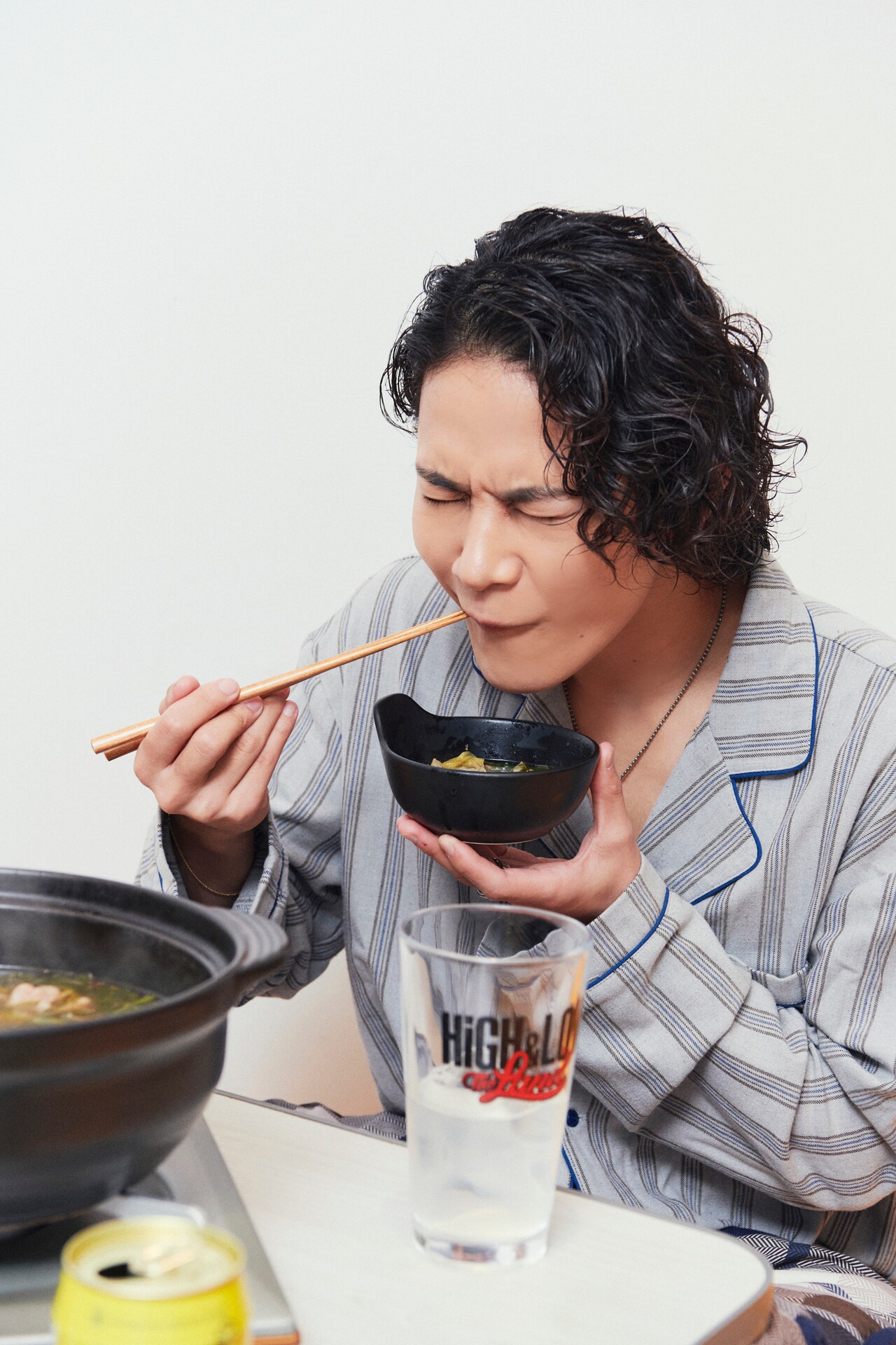 もつ鍋を頬張る岩谷翔吾さん。