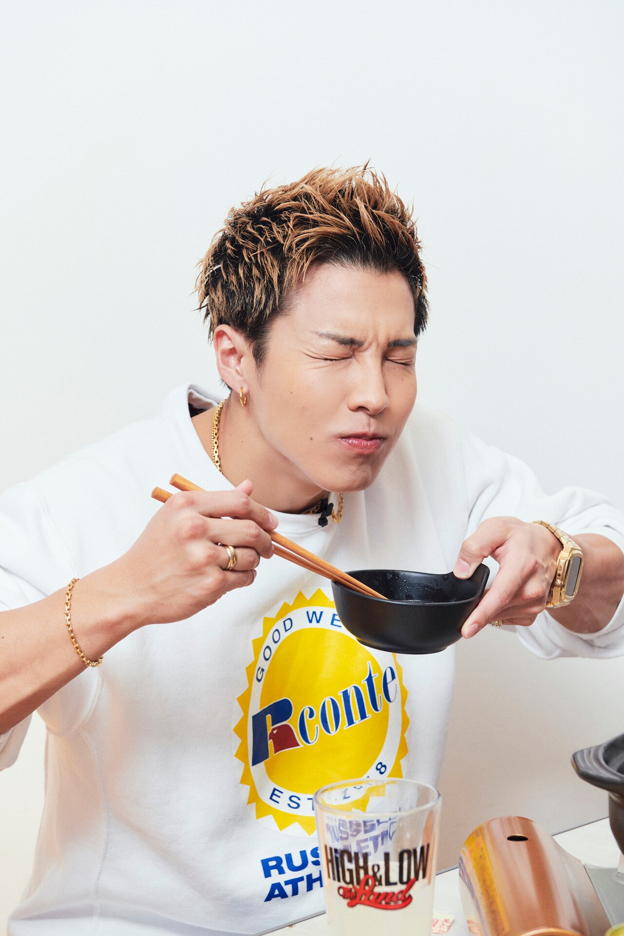 もつ鍋を頬張るRIKUさん。