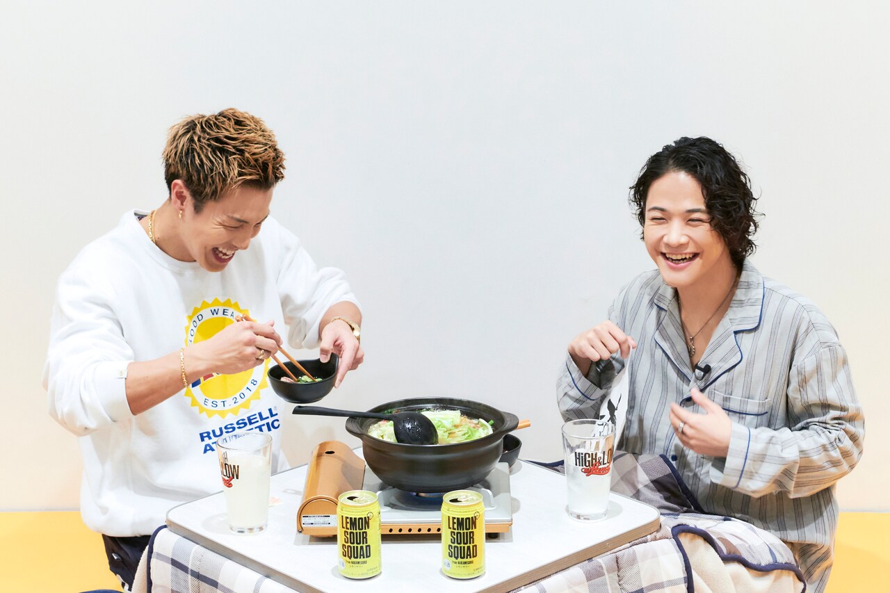 もつ鍋を堪能するRIKUさんと岩谷翔吾さん。