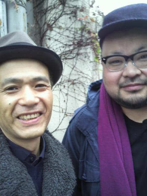 本根氏とオオスミタケシ。（写真提供：本根誠）