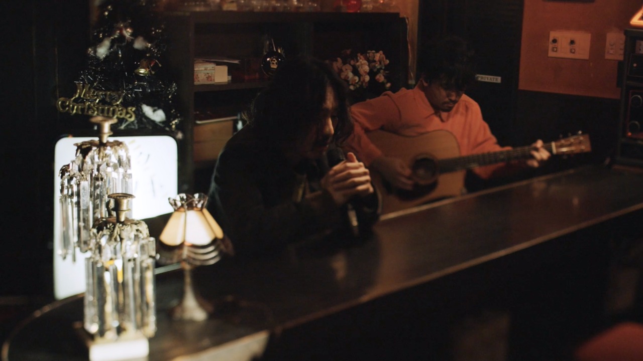 「清 竜人 Special Acoustic Live in スナック キズツキ」より「コンサートホール」パフォーマンス中の清竜人。