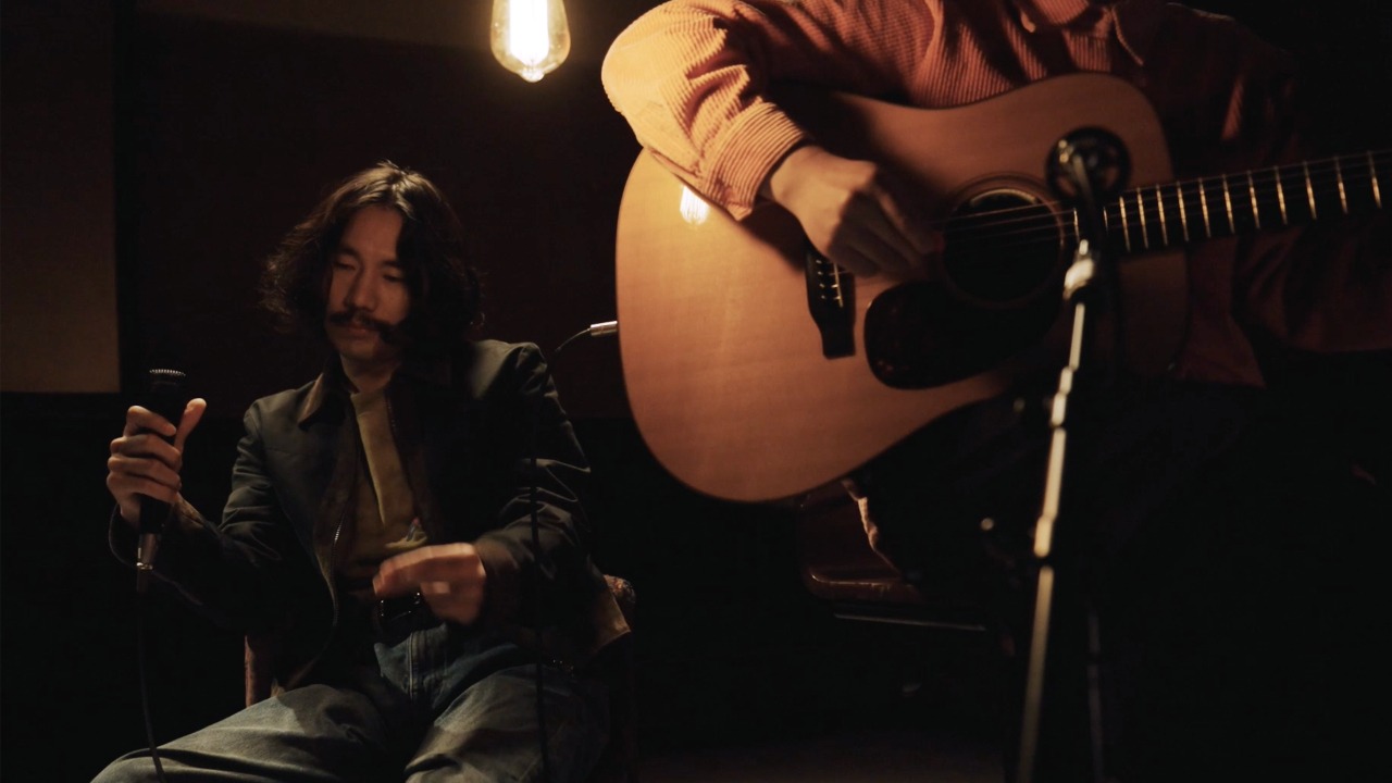 「清 竜人 Special Acoustic Live in スナック キズツキ」より「フェアウェル・キス」パフォーマンス中の清竜人。