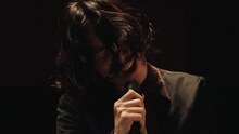 「清 竜人 Special Acoustic Live in スナック キズツキ」より「痛いよ」パフォーマンス中の清竜人。