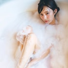 乃木坂46新内眞衣、泡風呂から大胆に美脚を覗かせる