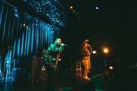 MAHBIEとC.O.S.A.。（撮影：cherry chill will.）