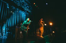 MAHBIEとC.O.S.A.。（撮影：cherry chill will.）