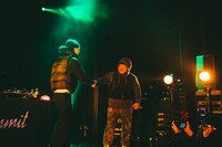 IO（KANDYTOWN）と握手するC.O.S.A.。（撮影：cherry chill will.）