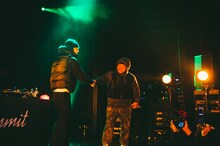 IO（KANDYTOWN）と握手するC.O.S.A.。（撮影：cherry chill will.）