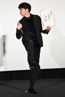 逆上がりの難しさについてジェスチャーを交えて語る柄本佑。