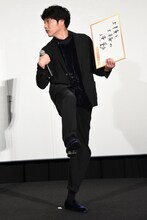 逆上がりの難しさについてジェスチャーを交えて語る柄本佑。