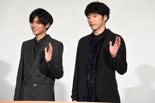 カメラマンに手を振る永瀬廉（King & Prince）、柄本佑。