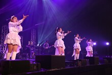 「デモサヨナラ」を歌う転校少女*。