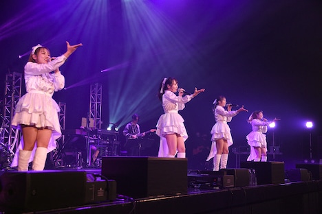 「デモサヨナラ」を歌う転校少女*。