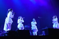 アコースティックセットでパフォーマンスする転校少女*。