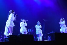 アコースティックセットでパフォーマンスする転校少女*。