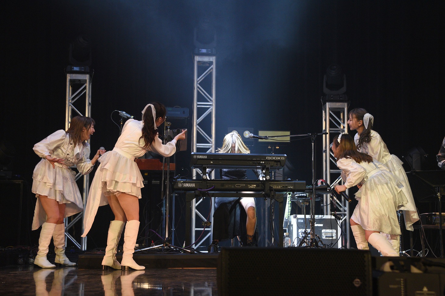 転校バンドのメンバーを紹介する転校少女*。
