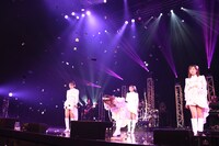 紙吹雪が舞う中、1人ずつお辞儀して退場する転校少女*。