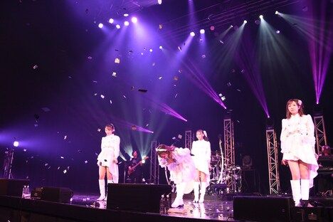 紙吹雪が舞う中、1人ずつお辞儀して退場する転校少女*。