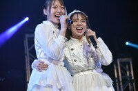 左から塩川莉世、佐々木美紅。