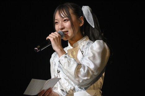 手紙を読み上げる塩川莉世。