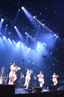 スタッフから花束を受け取った転校少女*。