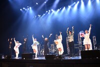 転校バンドとともに挨拶する転校少女*。