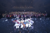 ファンと記念撮影する転校少女*。