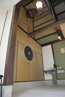 圓の内部。畳や襖、椅子はPERIMETRONの福井の拠点より持ち込まれた。