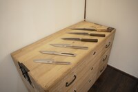 店内に飾られた越前打刃物。