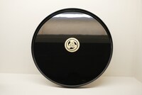 圓の家紋が刻まれたトレー。