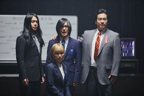 ヤバイTシャツ屋さんVS岡崎体育「Beats Per Minute 220」ミュージックビデオより。