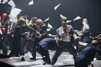 ヤバイTシャツ屋さんVS岡崎体育「Beats Per Minute 220」ミュージックビデオより。