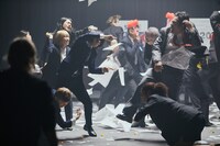 ヤバイTシャツ屋さんVS岡崎体育「Beats Per Minute 220」ミュージックビデオより。