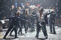 ヤバイTシャツ屋さんVS岡崎体育「Beats Per Minute 220」ミュージックビデオより。