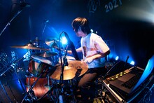 小泉貴裕（Dr）（撮影：ハタサトシ）