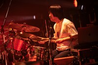 小泉貴裕（Dr）（撮影：ハタサトシ）