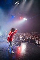 去り際にピースする谷口鮪（Vo, G）。（撮影：ハタサトシ）