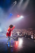 去り際にピースする谷口鮪(Vo, G)。(撮影:ハタサトシ)