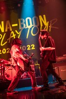 向かい合ってギターを鳴らす谷口鮪（Vo, G）と古賀隼斗（G）。（撮影：ハタサトシ）