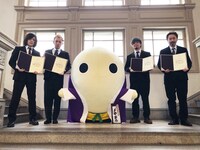 左からこやまたくや、NAOKI、まゆまろ、TAKUMA、KOUICHI。