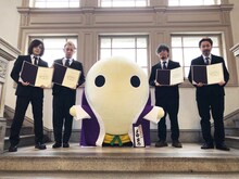 左からこやまたくや、NAOKI、まゆまろ、TAKUMA、KOUICHI。