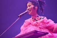 マナ（Vo, Key）（Photo by Yoshio Nakayoshi）