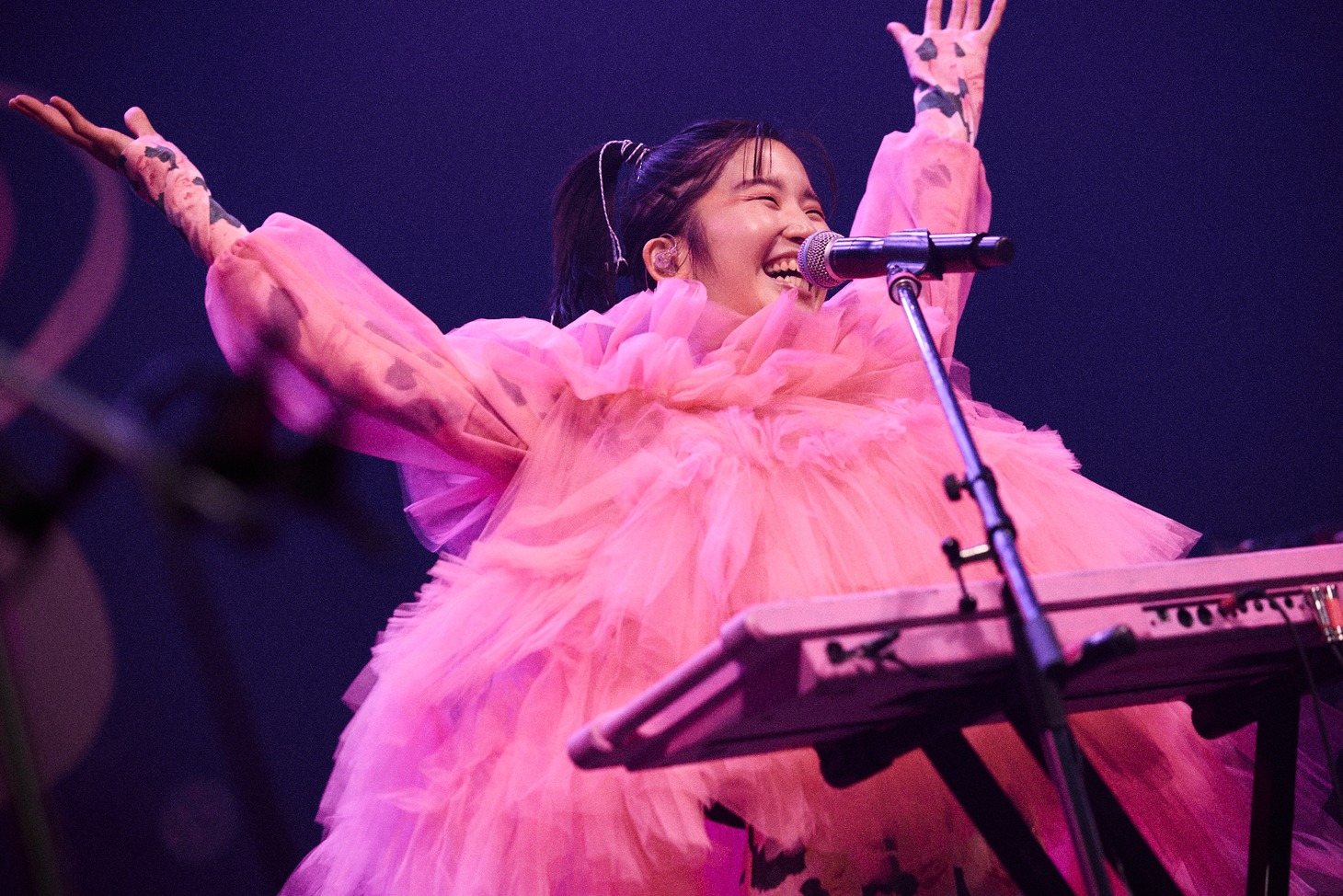マナ（Vo, Key）（Photo by Yoshio Nakayoshi）
