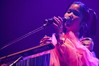 カナ（Vo, G, Key）（Photo by Yoshio Nakayoshi）