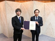 西脇隆俊知事（右）から委嘱状を受け取ったTAKUMA。