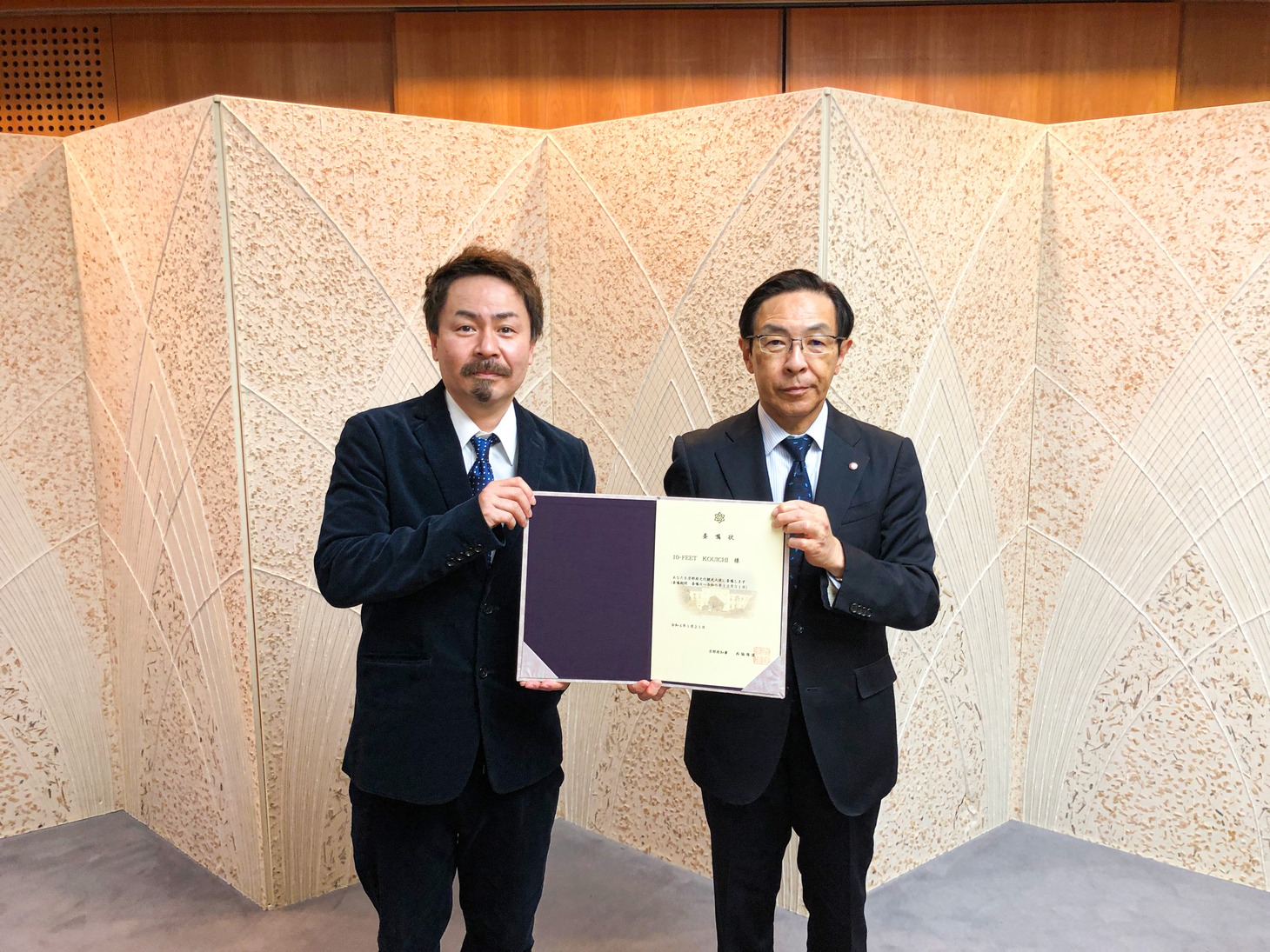 西脇隆俊知事（右）から委嘱状を受け取ったKOUICHI。