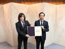 西脇隆俊知事（右）から委嘱状を受け取ったこやまたくや。