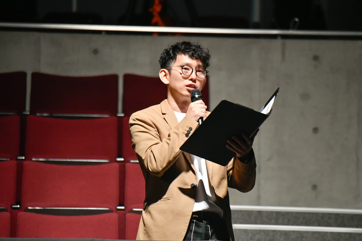 2日目MCの芦沢ムネト。（Photo by AZUSA TAKADA）