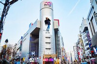 米津玄師を起用したSHIBUYA109渋谷店のシリンダー広告。