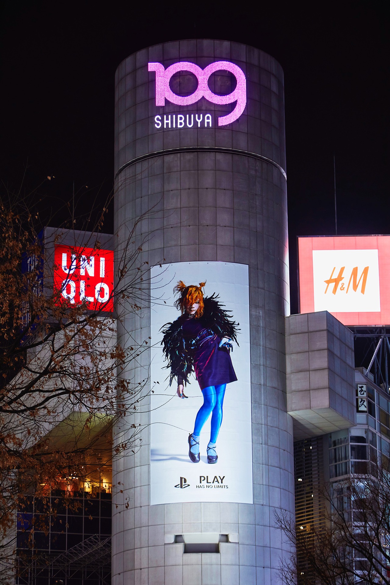 米津玄師を起用したSHIBUYA109渋谷店のシリンダー広告。